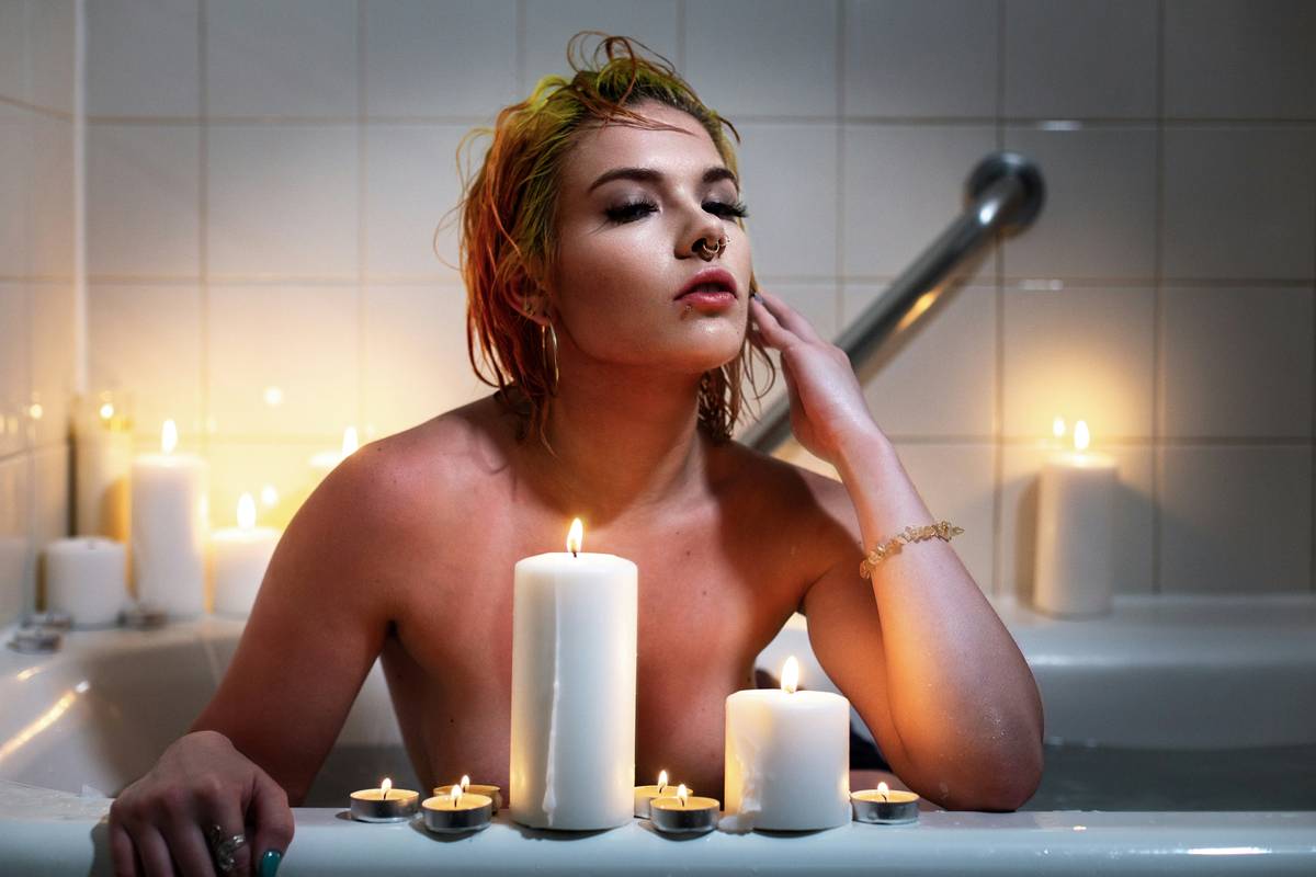 Infographic comparing ineffective vs. therapeutic bath ingredients: synthetic fragrances vs. magnesium sulfate, mineral-rich clays, and plant-based emollients