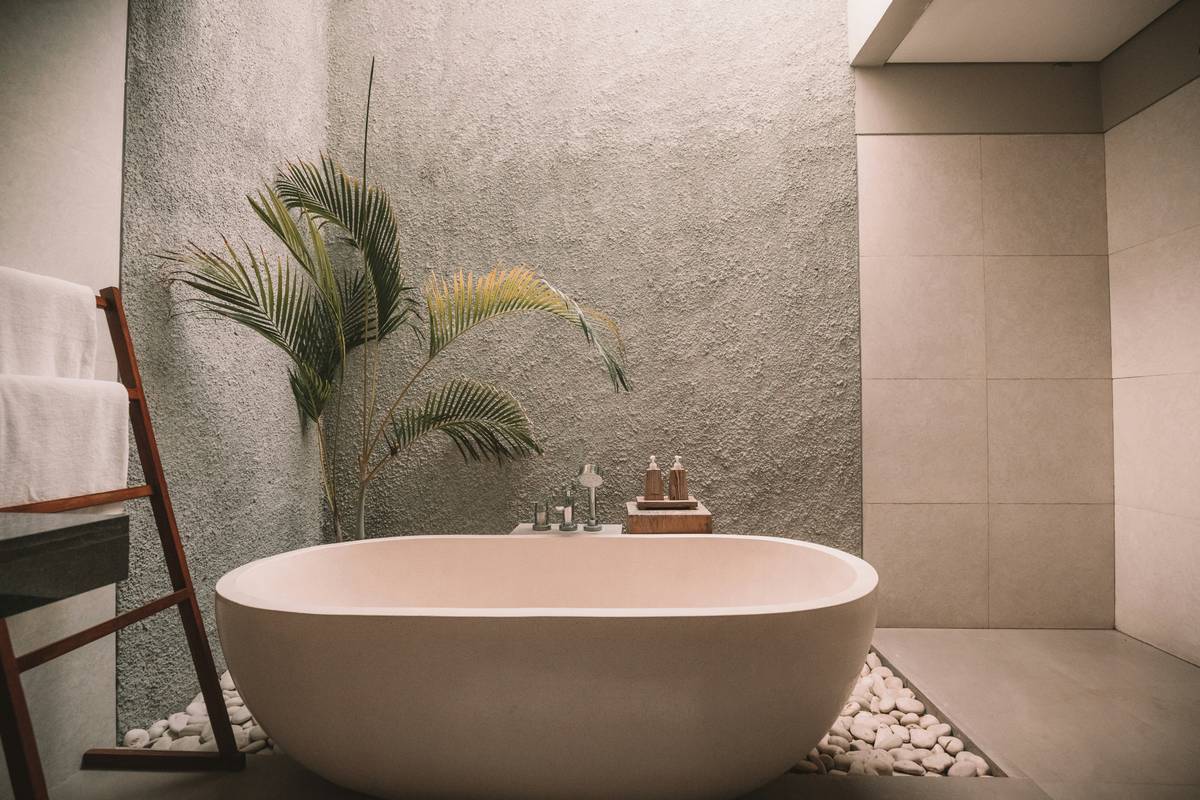 Premium bath and body products online collection featuring moisturizing body oils and gentle cleansers