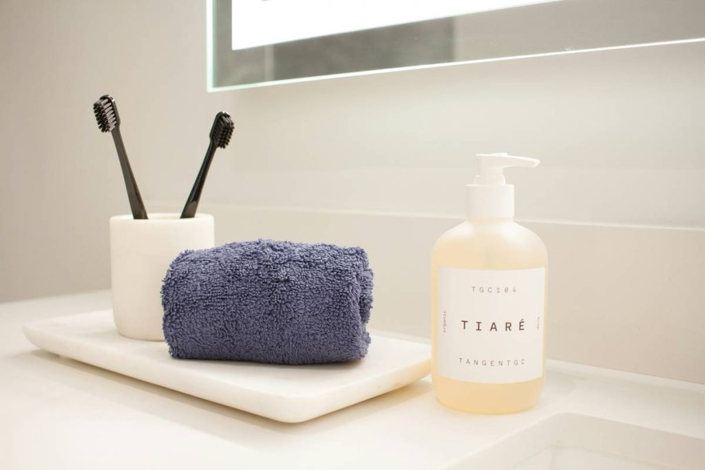 Loofah and Bath Sponge Showdown: Which One Actually Gives You Glowing Skin?